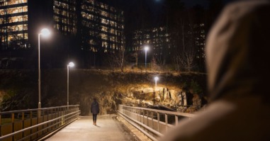 Foto van een onvelilige situatie op straat bij een artikel over geweld tegen vrouwen