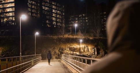 Foto van een onvelilige situatie op straat bij een artikel over geweld tegen vrouwen