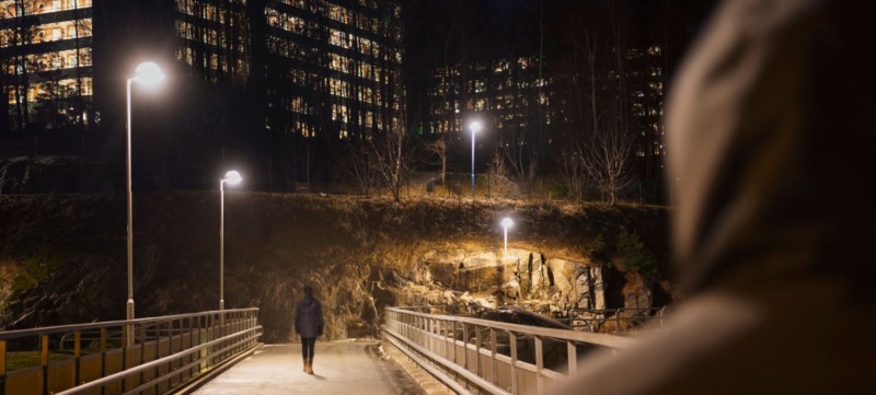 Foto van een onvelilige situatie op straat bij een artikel over geweld tegen vrouwen