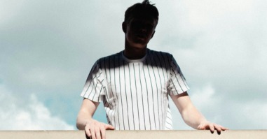 jongen denkt na of hij nog wel doet wat hij leuk vindt