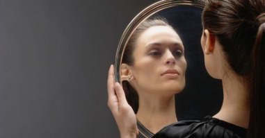 Foto van een vrouw bij een artikel over de kenmerken van narcisme bij vrouwen