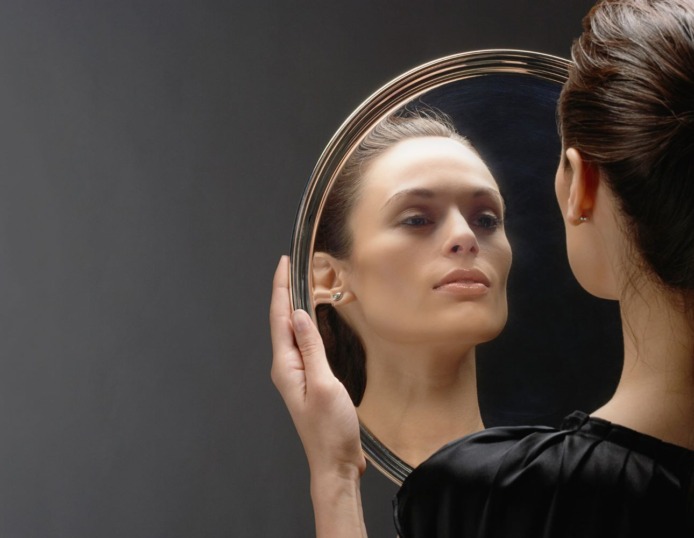 Foto van een vrouw bij een artikel over de kenmerken van narcisme bij vrouwen