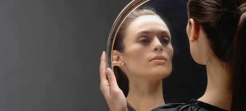Foto van een vrouw bij een artikel over de kenmerken van narcisme bij vrouwen