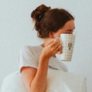 vrouw is moe nadat ze wakker is geworden