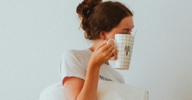 vrouw is moe nadat ze wakker is geworden