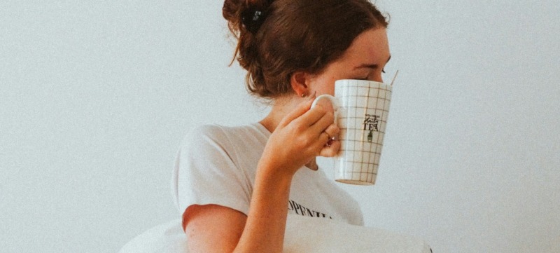 vrouw is moe nadat ze wakker is geworden