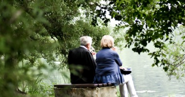 twee oudere mensen genieten van het leven