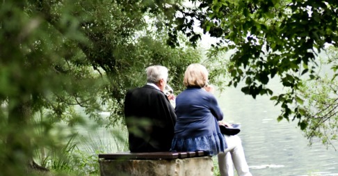 twee oudere mensen genieten van het leven