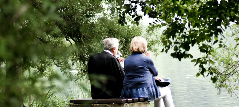 twee oudere mensen genieten van het leven