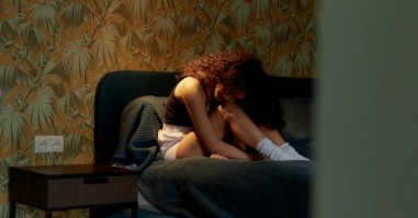 Vrouw die overweldigd is