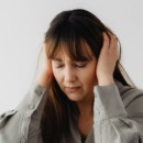 Vrouw die haar handen op haar oren houdt