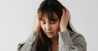 Vrouw die haar handen op haar oren houdt
