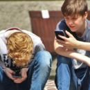 Twee jongens die kijken naar video's