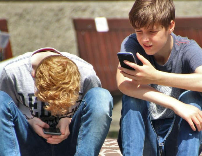 Twee jongens die kijken naar video's