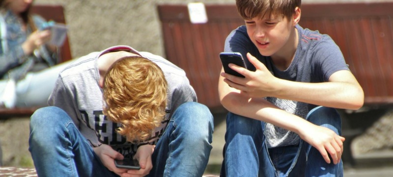 Twee jongens die kijken naar video's