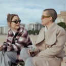 twee personen in een gesprek gebruiken stopwoorden