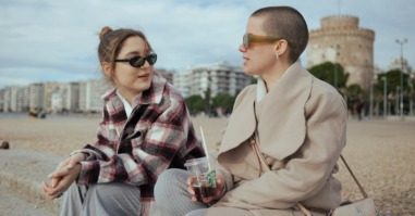 twee personen in een gesprek gebruiken stopwoorden