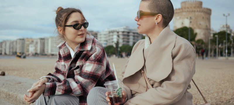 twee personen in een gesprek gebruiken stopwoorden