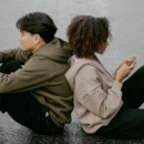 twee mensen zitten op hun telefoon en krijgen daar stress van