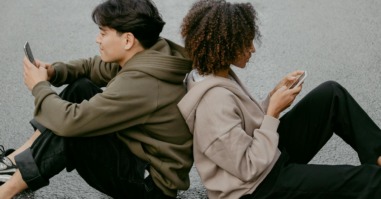 twee mensen zitten op hun telefoon en krijgen daar stress van