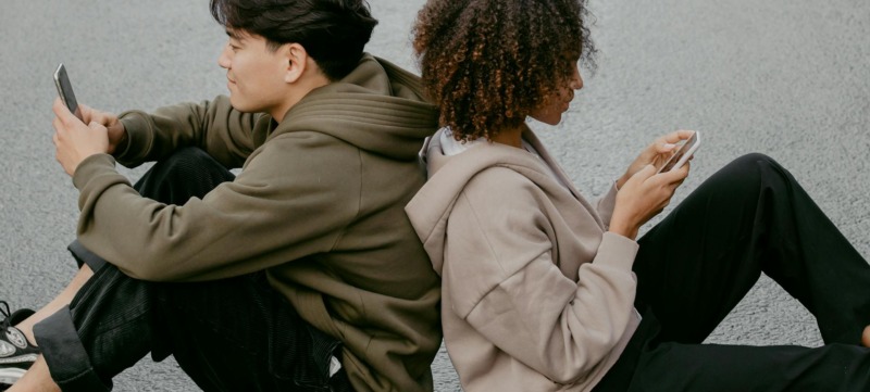 twee mensen zitten op hun telefoon en krijgen daar stress van
