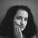 vrouw kijkt verveeld voor zich uit