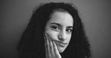vrouw kijkt verveeld voor zich uit