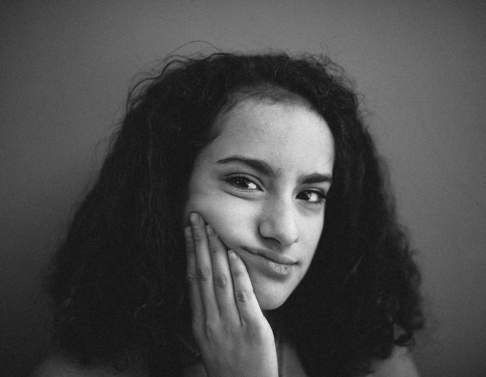 vrouw kijkt verveeld voor zich uit