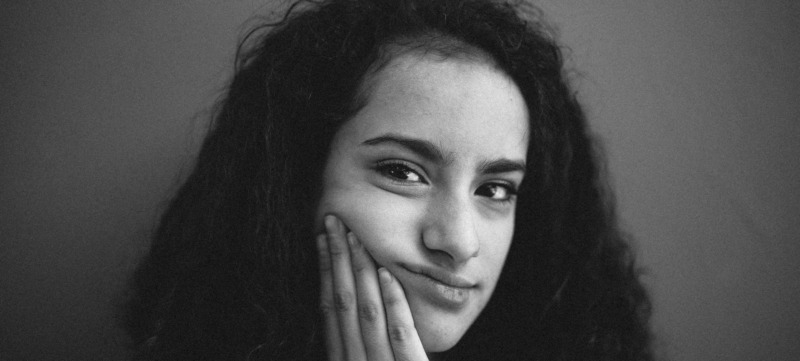 vrouw kijkt verveeld voor zich uit