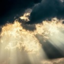 de zon schijnt door de donkere wolken heen
