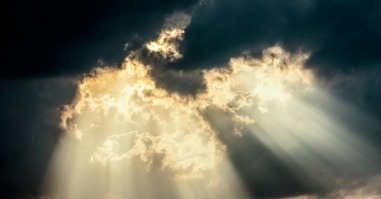 de zon schijnt door de donkere wolken heen