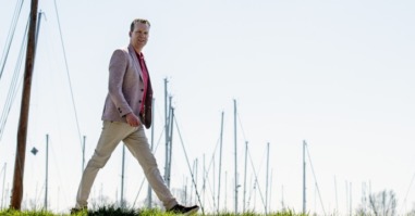 Steven de Jong loopt langs de haven