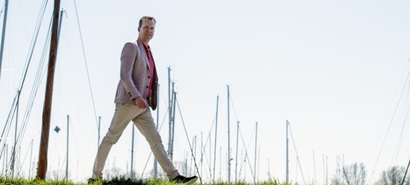 Steven de Jong loopt langs de haven