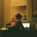 vrouw is hard aan het werk