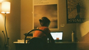 vrouw is hard aan het werk