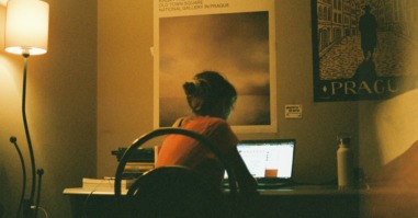 vrouw is hard aan het werk