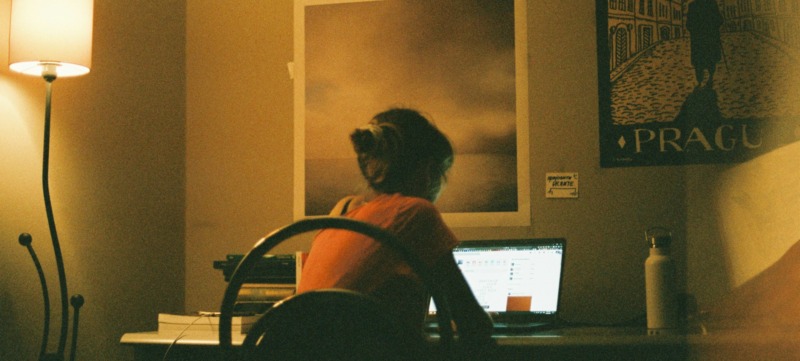 vrouw is hard aan het werk