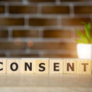 Een afbeelding van het woord consent bij een artikel over consent
