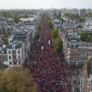 foto van de rode lijn demonstratie in amsterdam waarin 250.000 activisten samenkwamen
