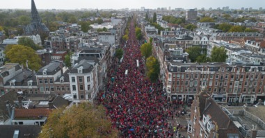 foto van de rode lijn demonstratie in amsterdam waarin 250.000 activisten samenkwamen