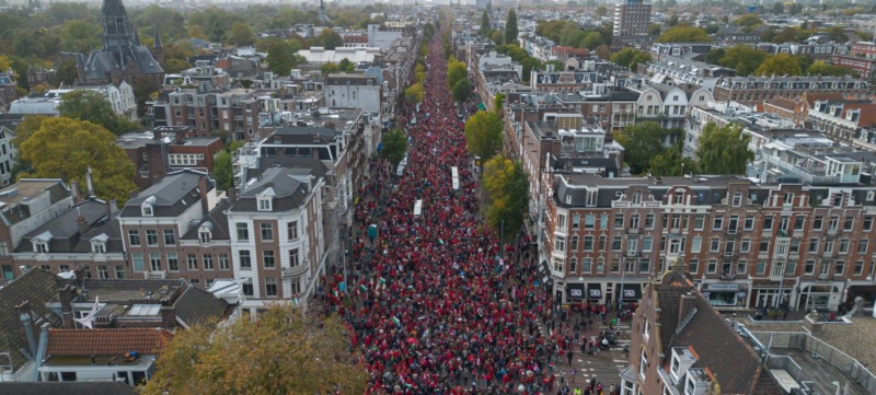 foto van de rode lijn demonstratie in amsterdam waarin 250.000 activisten samenkwamen