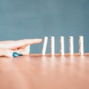 dominostenen die symbool staan voor een triggerreactie