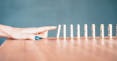 dominostenen die symbool staan voor een triggerreactie