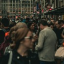 drukke straten in amsterdam ter illustratie van de hypernerveuze samenleving