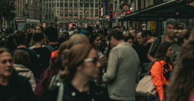 drukke straten in amsterdam ter illustratie van de hypernerveuze samenleving