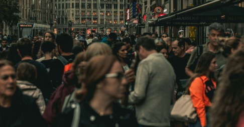 drukke straten in amsterdam ter illustratie van de hypernerveuze samenleving