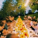 Groep mensen bij elkaar aan tafel