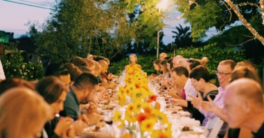 Groep mensen bij elkaar aan tafel