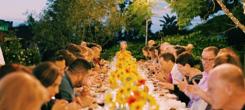 Groep mensen bij elkaar aan tafel