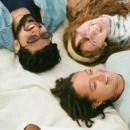 drie vrienden lachen samen
